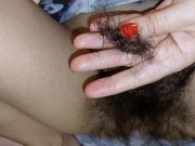 Amateurbrünette schneidet sich die Haare an der Muschi. Heiße Mutter, haarige Muschi, großer Arsch 1/16