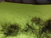 Amateurbrünette schneidet sich die Haare an der Muschi. Heiße Mutter, haarige Muschi, großer Arsch 10/16