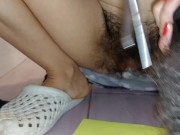 Amateurbrünette schneidet sich die Haare an der Muschi. Heiße Mutter, haarige Muschi, großer Arsch 11/16