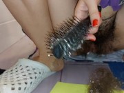 Amateurbrünette schneidet sich die Haare an der Muschi. Heiße Mutter, haarige Muschi, großer Arsch 14/16