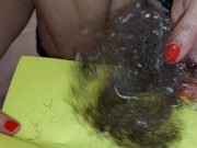 Amateurbrünette schneidet sich die Haare an der Muschi. Heiße Mutter, haarige Muschi, großer Arsch 16/16