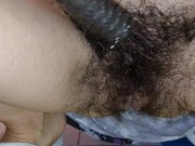 Amateurbrünette schneidet sich die Haare an der Muschi. Heiße Mutter, haarige Muschi, großer Arsch 3/16