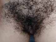 Femme amateur se masturbe avec ses doigts. Poils de chatte latina sexy, gros seins 2/16