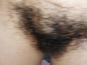 Femme amateur se masturbe avec ses doigts. Poils de chatte latina sexy, gros seins 4/16