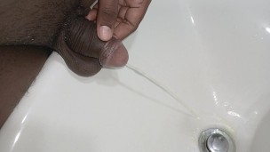 Asian boy táo bạo thử nghiệm pee mới trong nhà vệ sinh