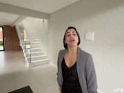 La agente de bienes raíces más caliente me muestra la propiedad y la profundidad de su coño 1/16