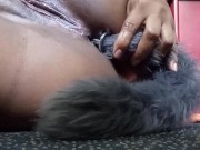 Morena se toca su coño y trasero aceitado y se masturba 12/16