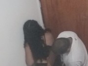 Namorada do corno estranho no banheiro 10/16