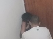 Namorada do corno estranho no banheiro 15/16