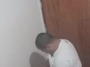 Namorada do corno estranho no banheiro 7/16