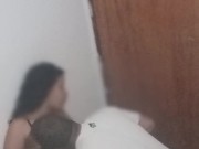 Namorada do corno estranho no banheiro 9/16