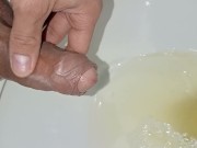 hombre joven desesperado pissing, gran erección y venas brotadas 15/16