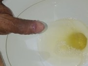 hombre joven desesperado pissing, gran erección y venas brotadas 16/16