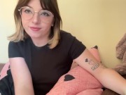 Sexy brunette beautifies herself on camera 16/16