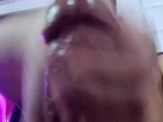 Me corro a chorros y mi familia está en el cuarto de al lado 9/16