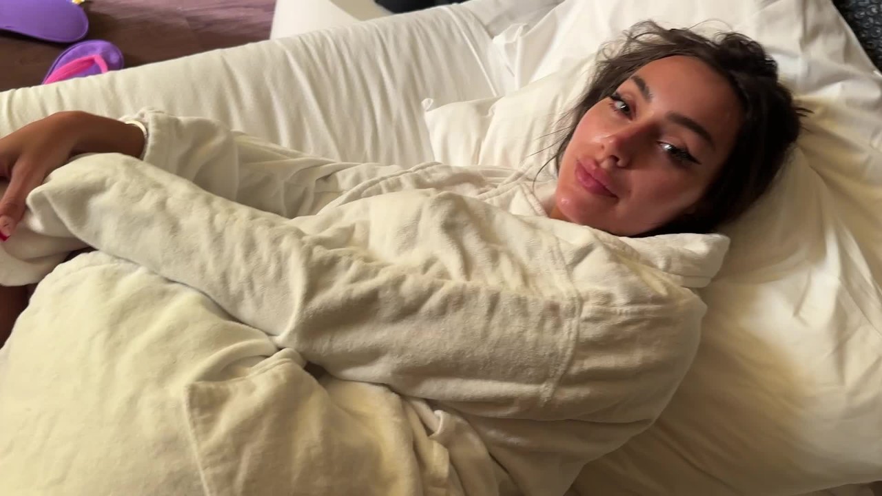Took my step daughter on vacation and got a single bed on purpose feat SISI ROSE - Video di sesso gratis - RedTube
