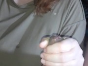 Le hago una paja mientras me tomo unos mates