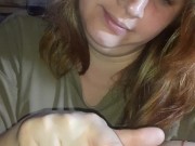 Le hago una paja mientras me tomo unos mates 3/16