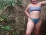 Puta es follada  debajo de un árbol en el bosque 1/16