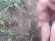 Puta es follada  debajo de un árbol en el bosque 10/16