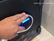 Me dejo follar por el ladrón que entró a robar en mi Villa 3/16