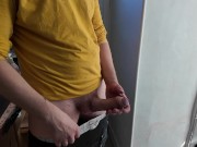 Le constructeur voulait branler sa grosse bite et est venu avec un coup de sperme 4/16