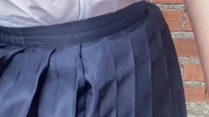 Colegial japonesa em uniforme se entrega ao seu mestre
