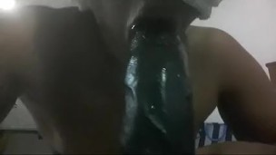 Garota no campus chupa dildo enquanto conversa com amigo