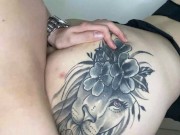 Empleada de servicio deja que joven universitario se corra en su boca 12/16