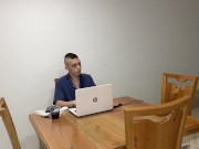 Empleada de servicio deja que joven universitario se corra en su boca 3/16