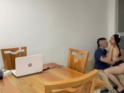 Empleada de servicio deja que joven universitario se corra en su boca 5/16