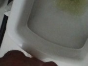Mijando no banheiro 12/16