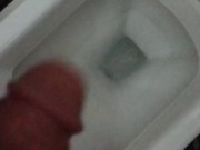 Mijando no banheiro 15/16