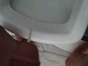 Mijando no banheiro 2/16