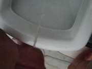 Mijando no banheiro 3/16