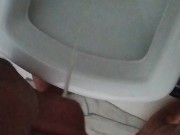 Mijando no banheiro 4/16