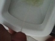 Mijando no banheiro 7/16