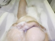 Mi madrastra tetona disfruta su baño mientras se toca 1/16