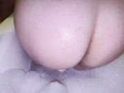 Mi madrastra tetona disfruta su baño mientras se toca 13/16