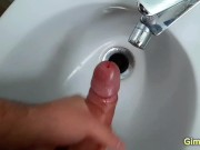 Me lo faccio succhiare dalla mia vicina morbida con sborrata finale🥵💦 16/16