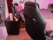 la jouissances d'une petite chienne avec ses jouets 6/16