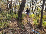 Прогулка по осеннему лесу с голой попой. Я забыла надеть трусики! 3/16