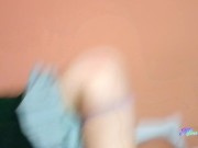 EMPINADA Y CON SUS PANTIS A MEDIA PIERNA. COLEGIALA DISFRUTA COGER CON  SU HERMANASTRO 15/16