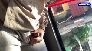 Người lạ bắt gặp tôi thủ dâm trên xe buýt công cộng