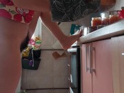 La chatte chaude de maman dans la cuisine. Brune sexy avec chatte poilue, gros cul et gros tétons 12/16
