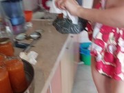 La chatte chaude de maman dans la cuisine. Brune sexy avec chatte poilue, gros cul et gros tétons 14/16