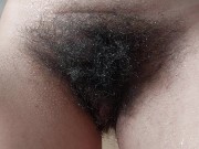 La chatte chaude de maman dans la cuisine. Brune sexy avec chatte poilue, gros cul et gros tétons 2/16