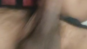 Me atrapan masturbándome en la sala