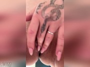 Jolie fille très salope parle cru, se masturbe et gémit fort pour de multiple orgasmes. JOI décompte 3/16