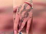 Jolie fille très salope parle cru, se masturbe et gémit fort pour de multiple orgasmes. JOI décompte 5/16